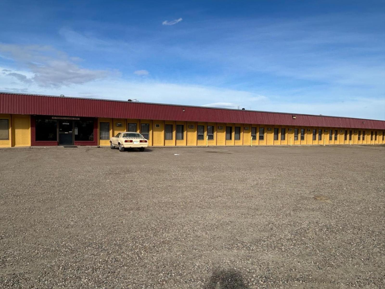Maple Creek Motor Inn Екстер'єр фото