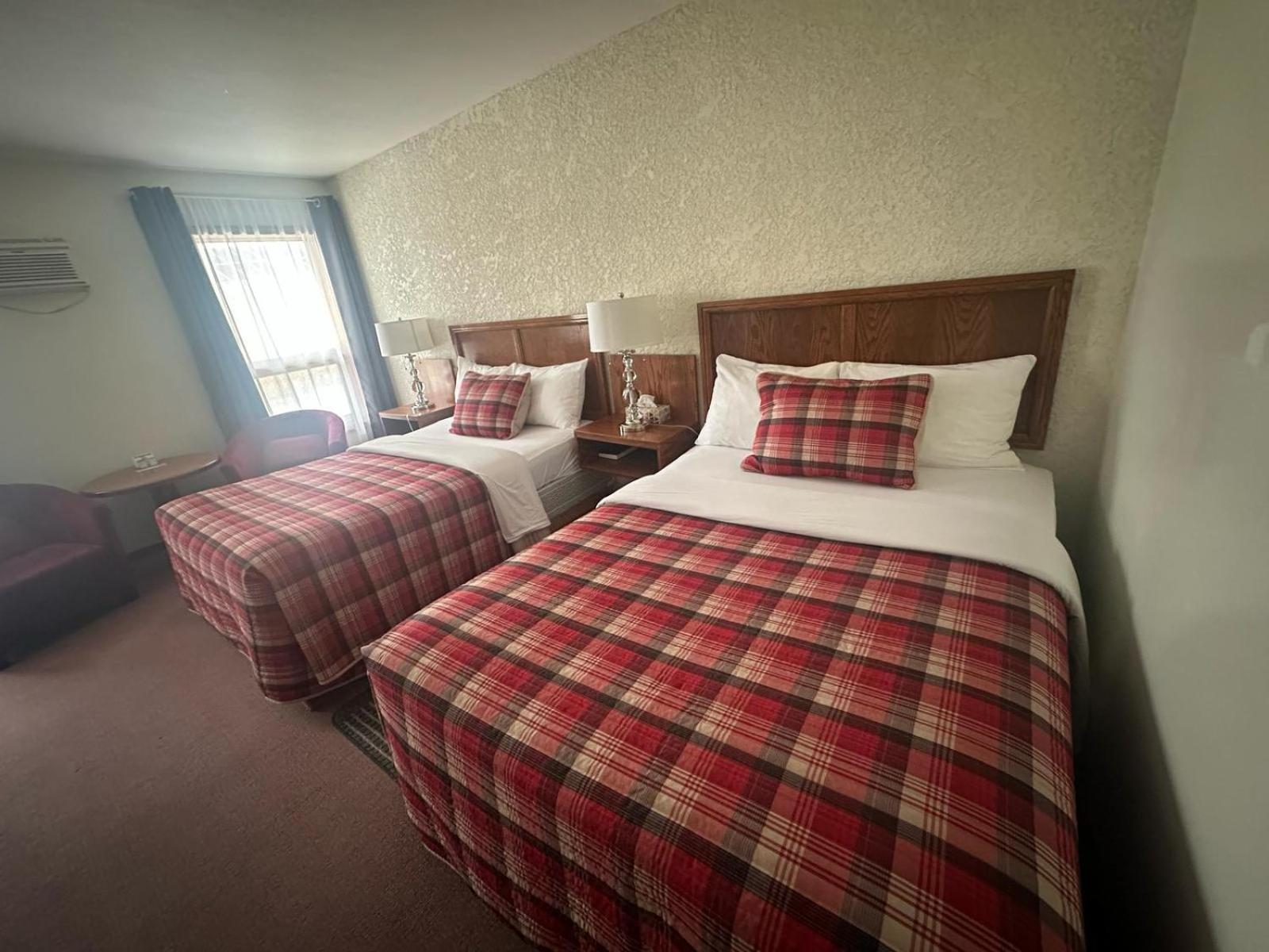 Maple Creek Motor Inn Екстер'єр фото