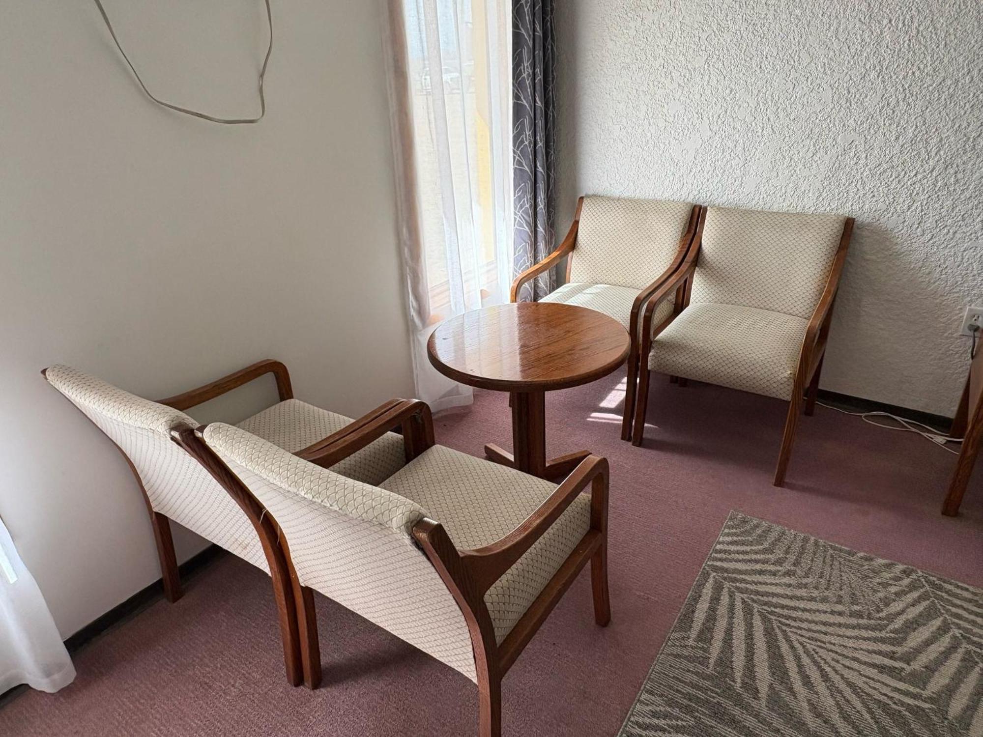 Maple Creek Motor Inn Екстер'єр фото