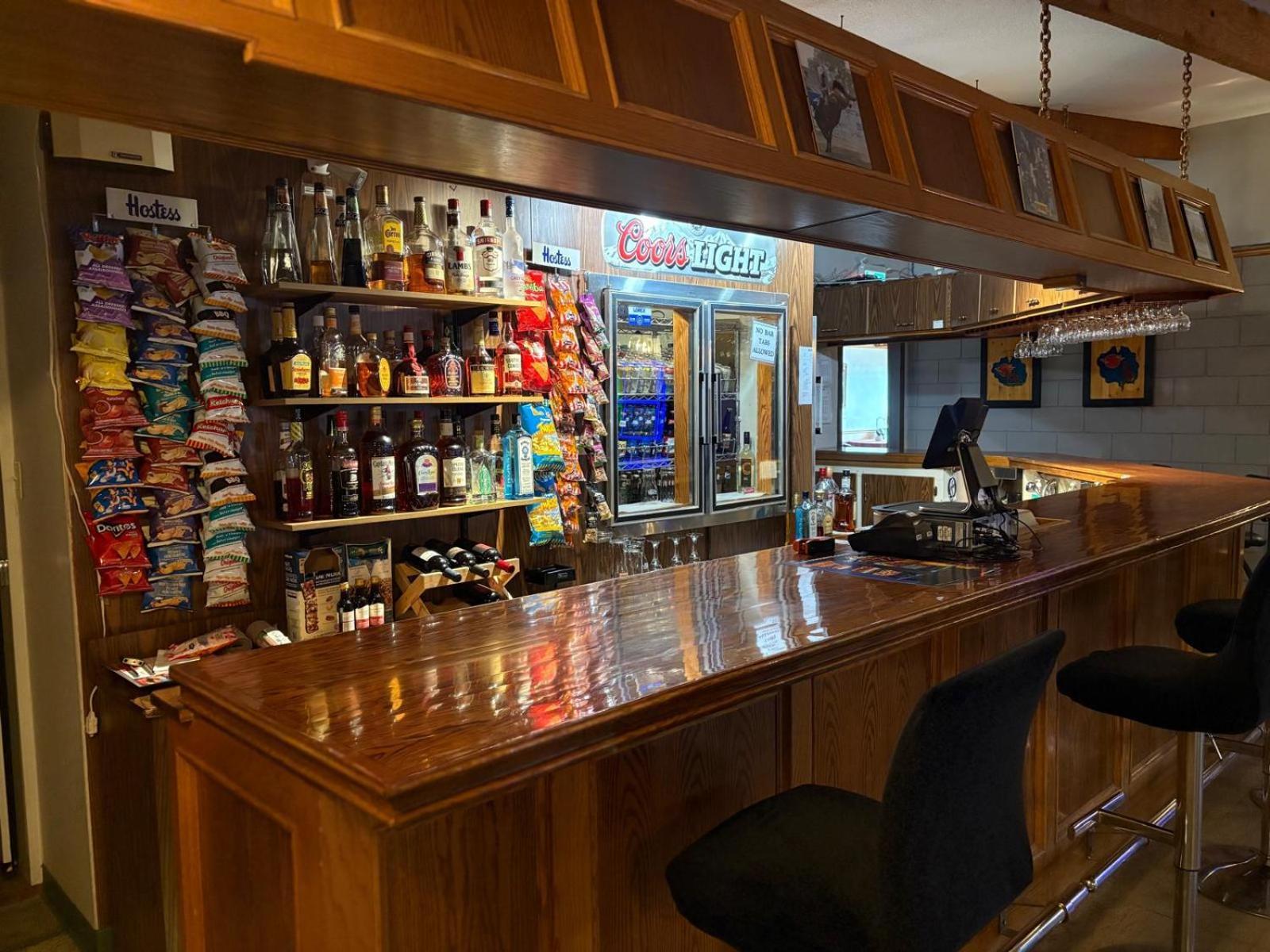 Maple Creek Motor Inn Екстер'єр фото