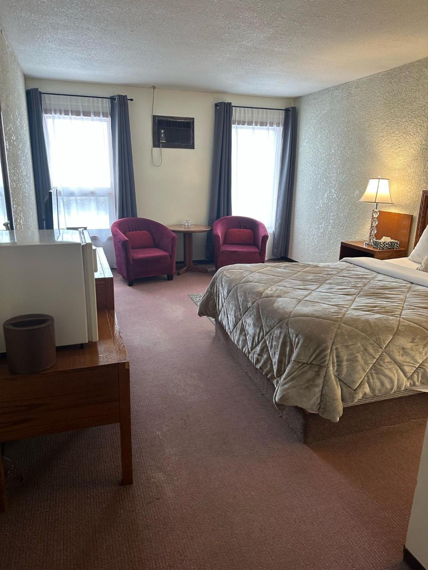 Maple Creek Motor Inn Екстер'єр фото