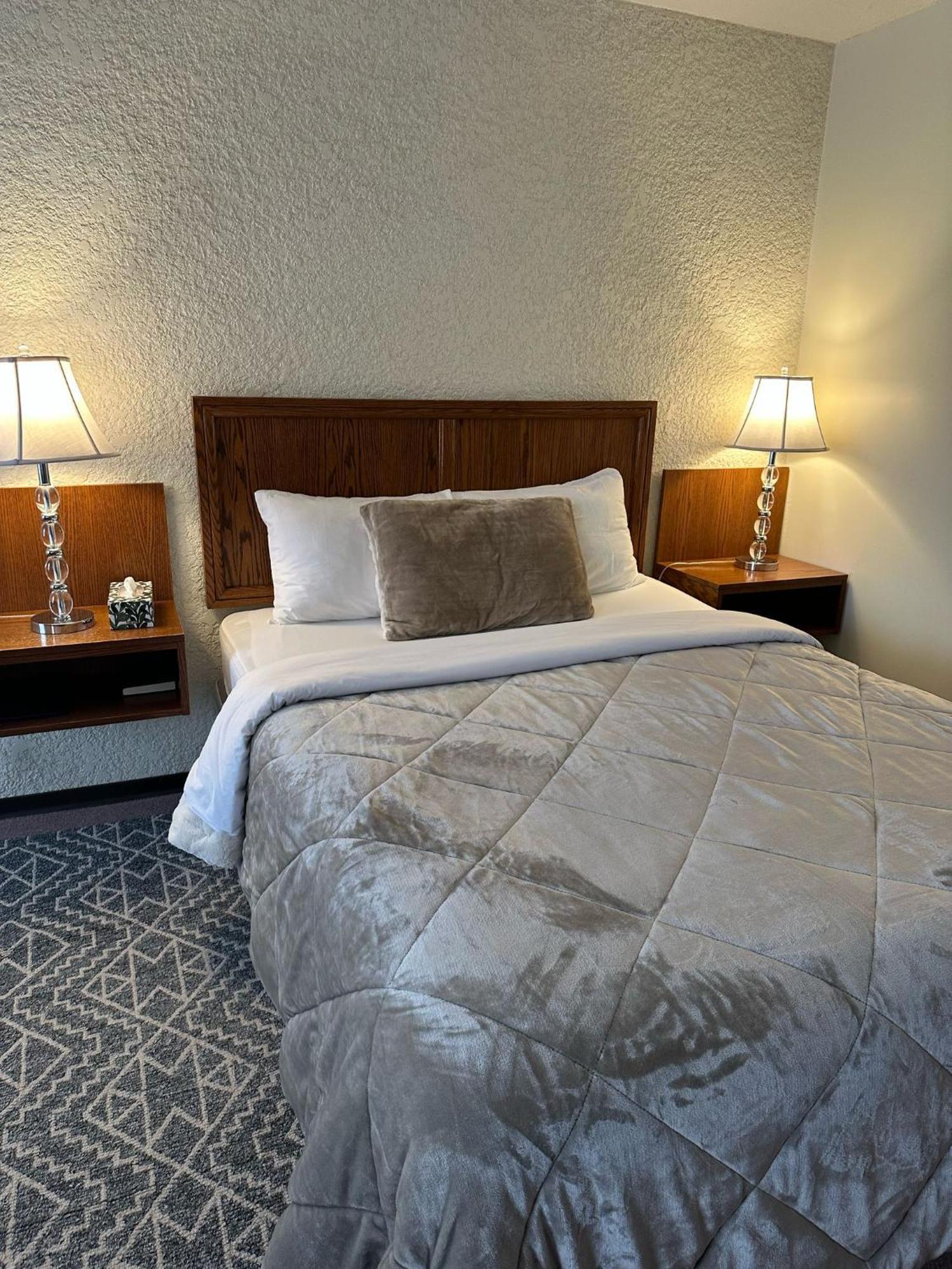 Maple Creek Motor Inn Екстер'єр фото