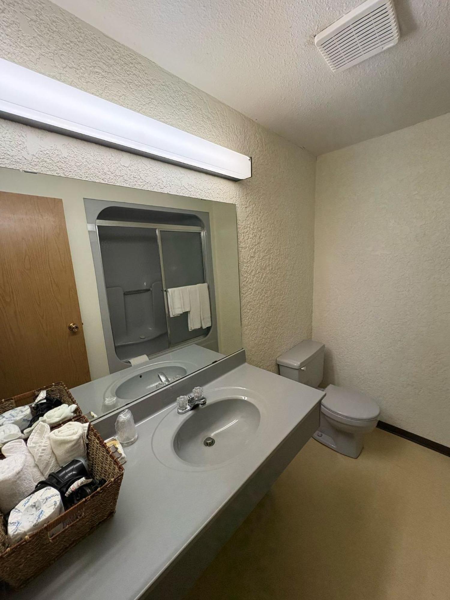 Maple Creek Motor Inn Екстер'єр фото