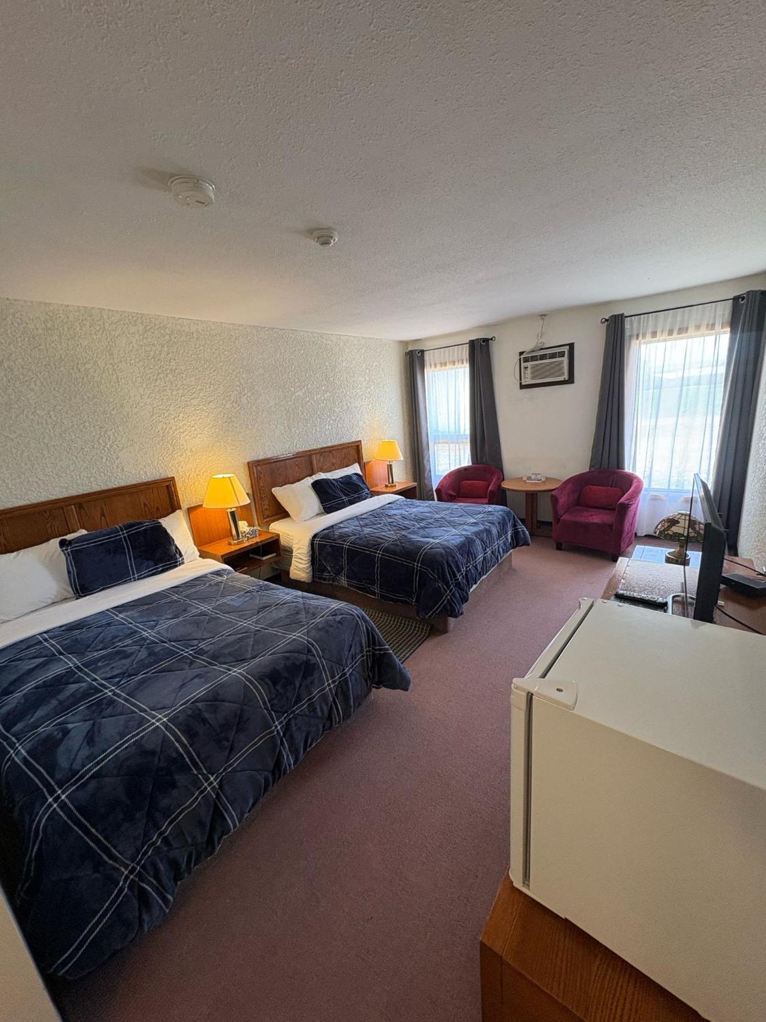 Maple Creek Motor Inn Екстер'єр фото