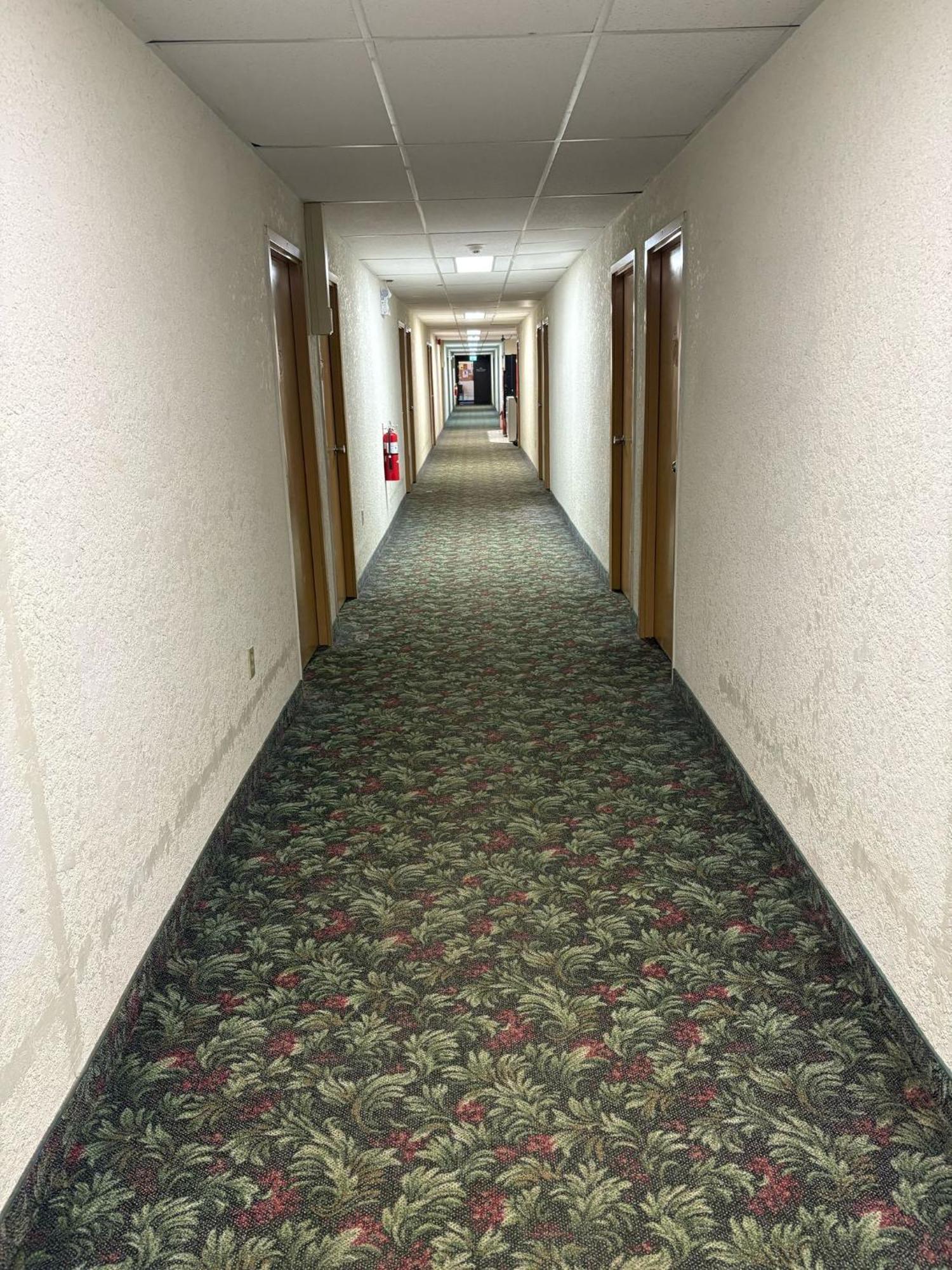 Maple Creek Motor Inn Екстер'єр фото