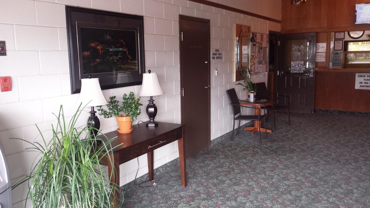 Maple Creek Motor Inn Екстер'єр фото