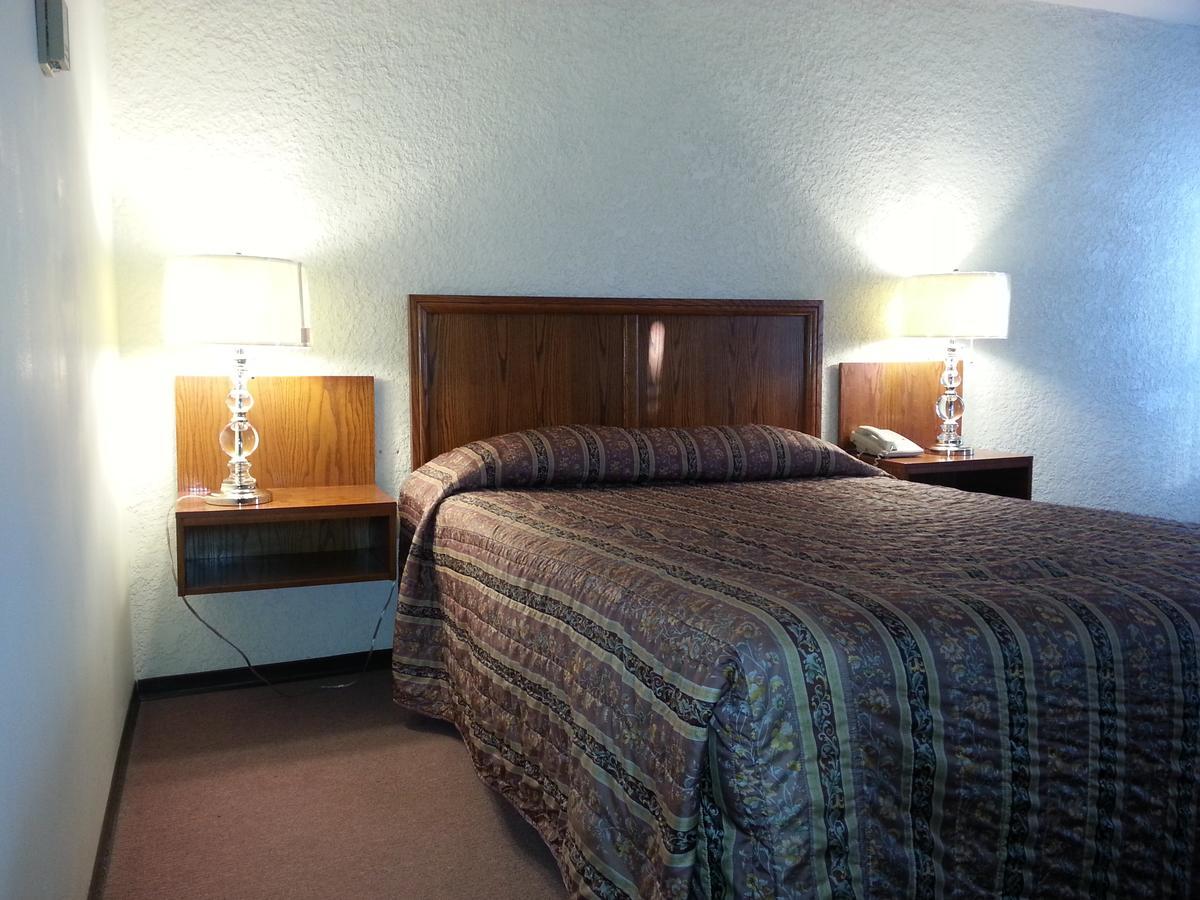 Maple Creek Motor Inn Екстер'єр фото