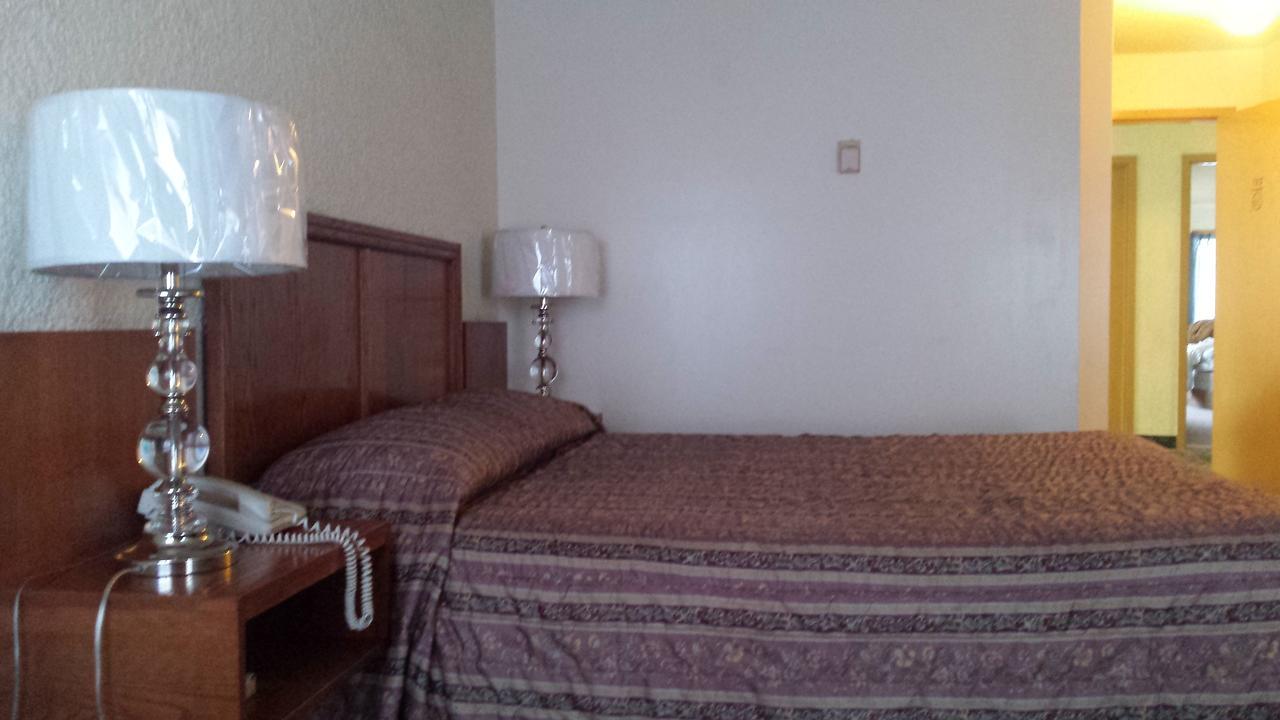 Maple Creek Motor Inn Екстер'єр фото