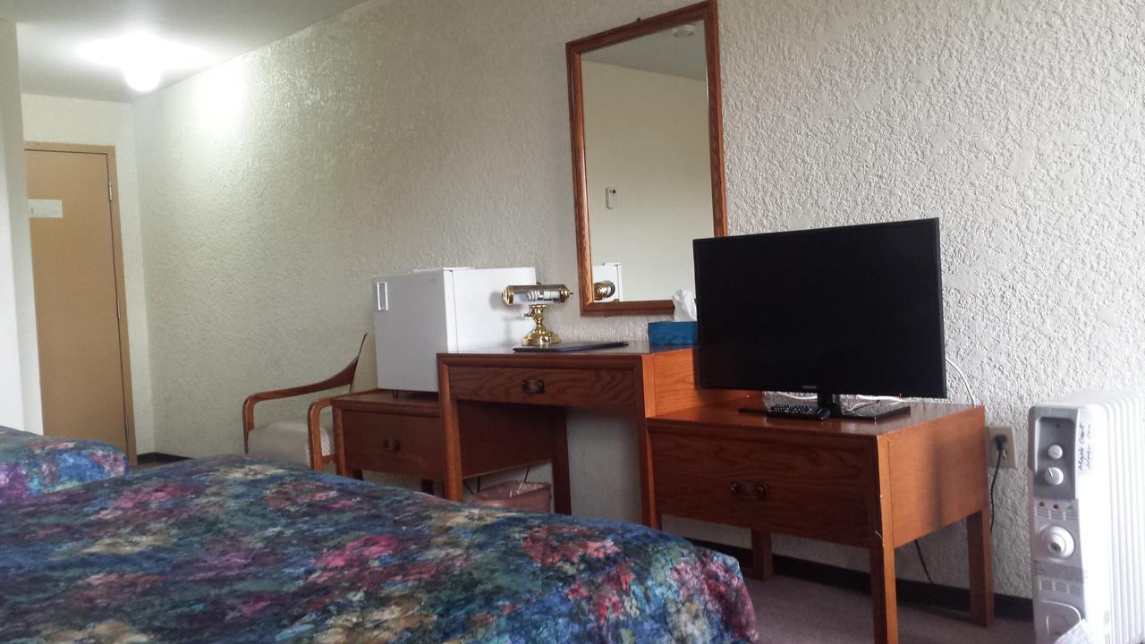 Maple Creek Motor Inn Екстер'єр фото