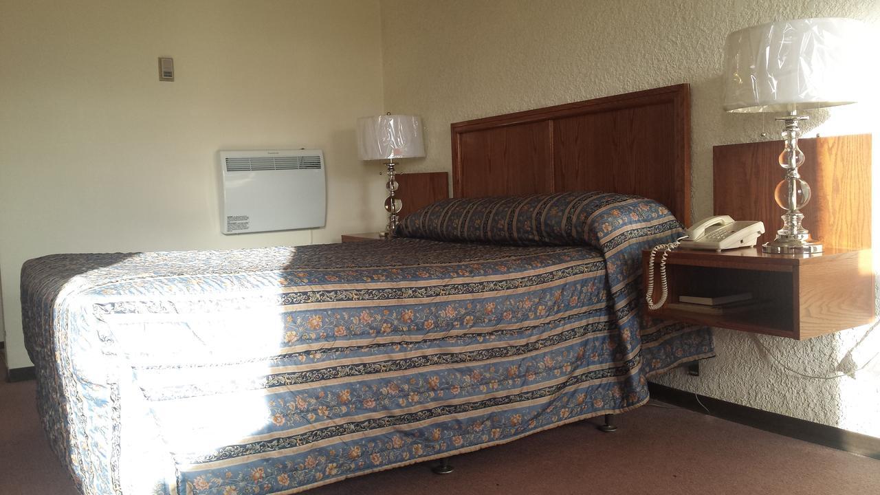 Maple Creek Motor Inn Екстер'єр фото