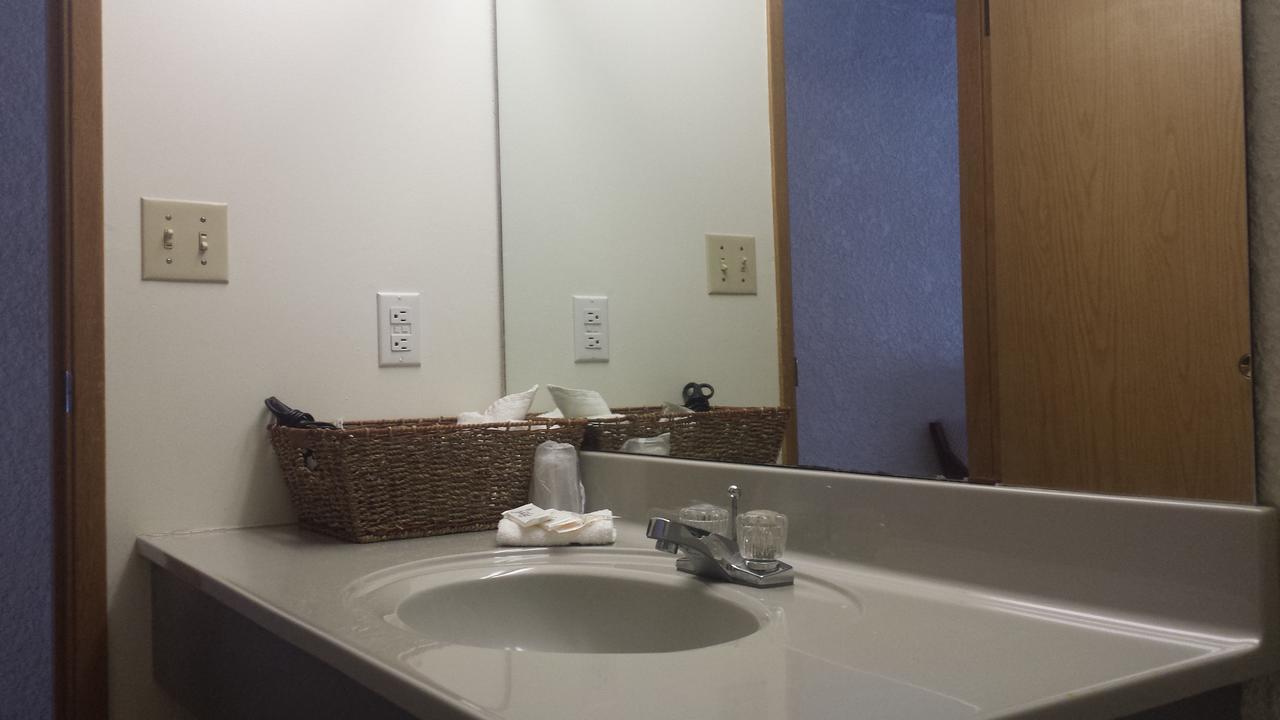Maple Creek Motor Inn Екстер'єр фото